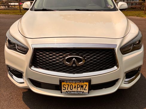 Used 2019 INFINITI QX60 Luxe w/ Essential Package AWD/4WD image 2