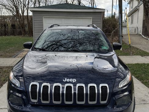 Used 2016 Jeep Cherokee Sport image 5