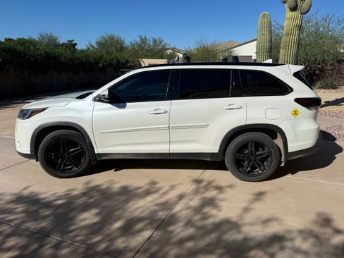 Used 2019 Toyota Highlander SE image 1