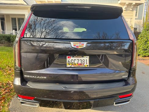 Used 2023 Cadillac Escalade Premium Luxury image 2