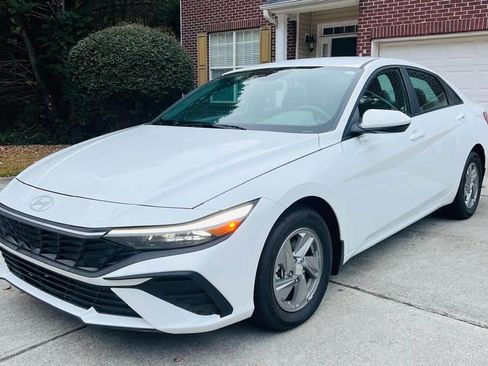 Used 2025 Hyundai Elantra SE image 2