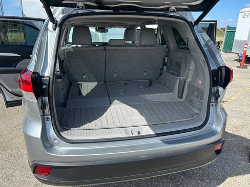 Used 2019 Toyota Highlander XLE image 4