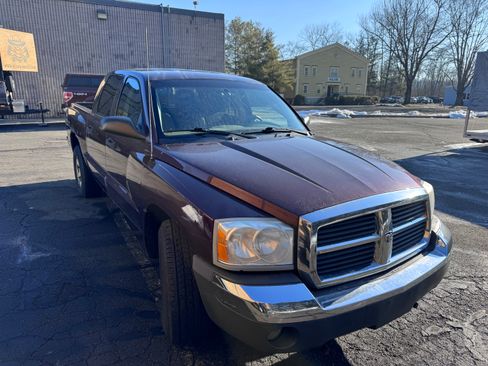 Used 2005 Dodge Dakota SLT image 2