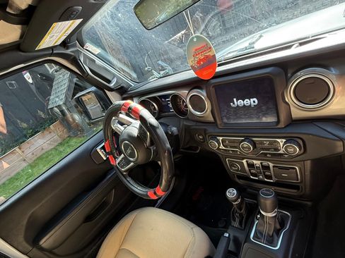 Used 2020 Jeep Gladiator Overland AWD/4WD image 8