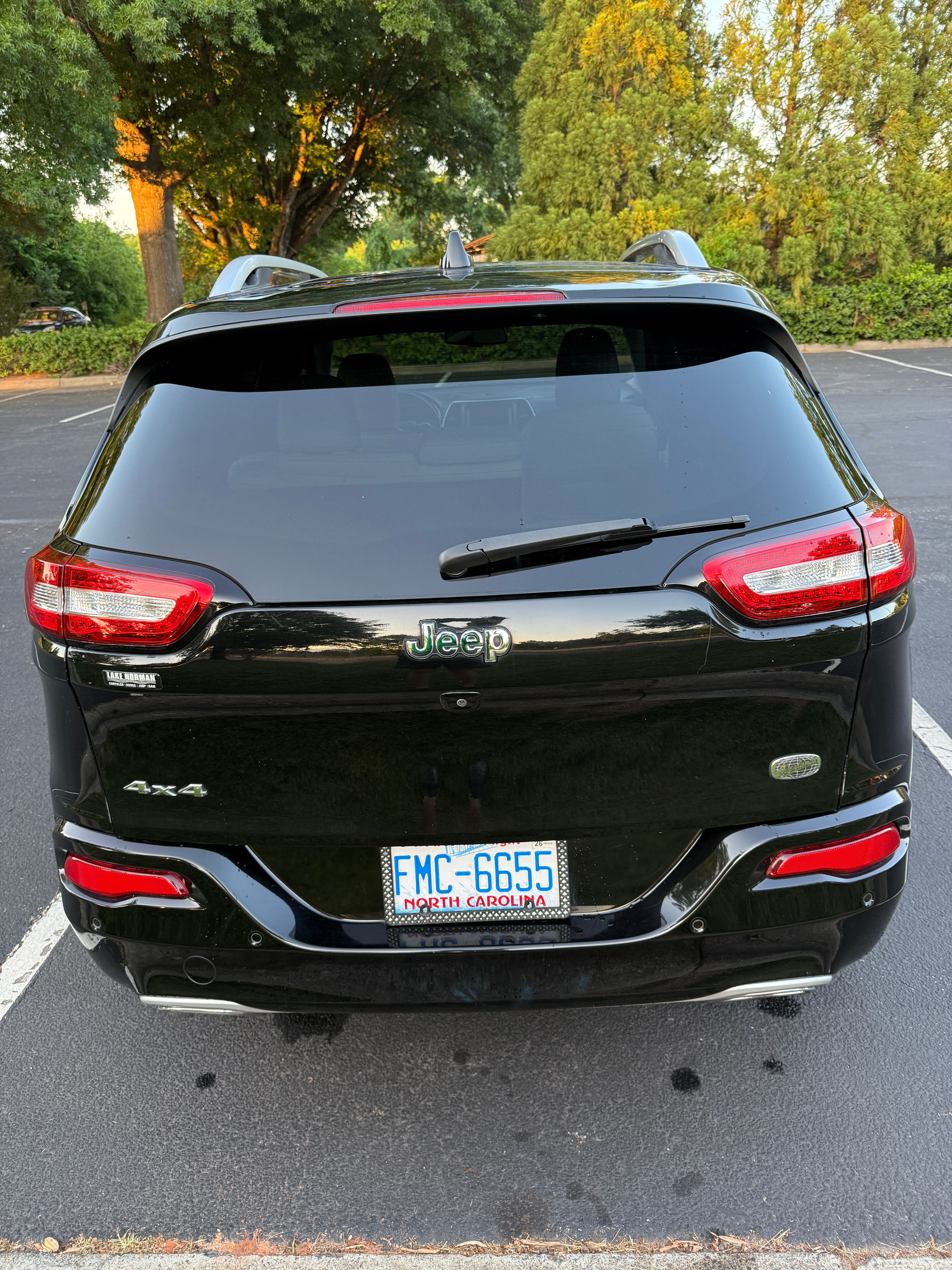 Used 2018 Jeep Cherokee Overland w/ Technology Group AWD/4WD image 5