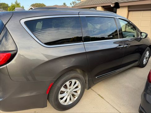 Used 2017 Chrysler Pacifica Touring-L FWD image 15