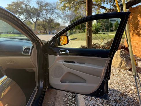 Used 2017 Jeep Grand Cherokee Limited w/ Luxury Group II image 16