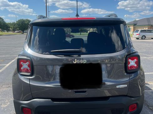 Used 2019 Jeep Renegade Latitude FWD image 4