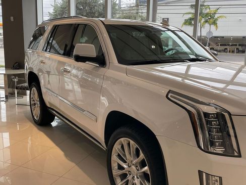 Used 2019 Cadillac Escalade Premium Luxury RWD image 5