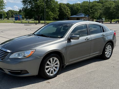Used 2013 Chrysler 200 Touring FWD image 6