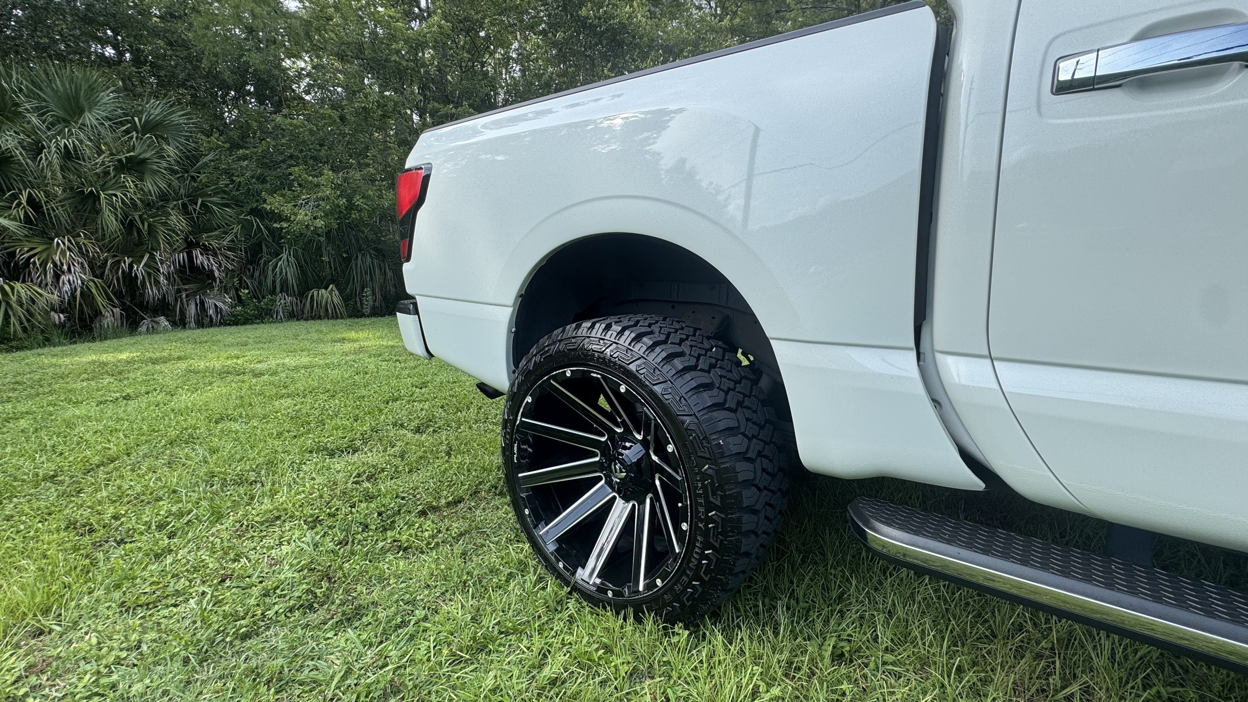 Used 2020 Nissan Titan SL w/ Moonroof Package AWD/4WD image 8