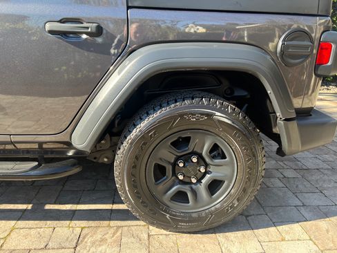 Used 2018 Jeep Wrangler Unlimited Sport image 9