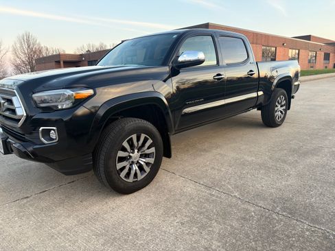Used 2023 Toyota Tacoma Limited image 1