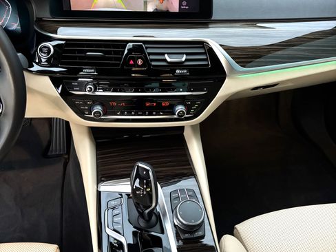 Used 2021 BMW 530i w/ Premium Package RWD image 2