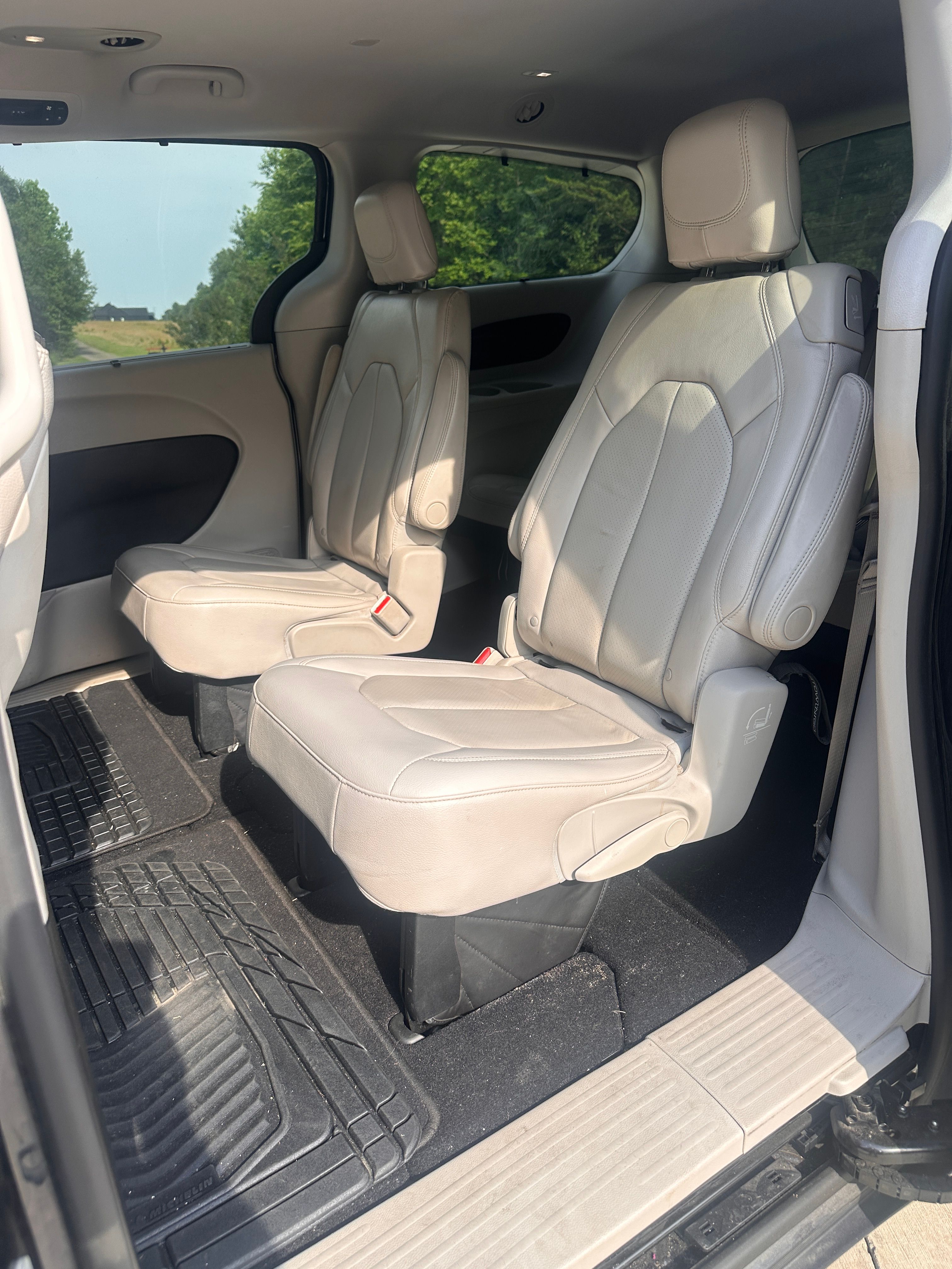 Used 2019 Chrysler Pacifica Touring-L Plus w/ Advanced Safetytec Group FWD image 8