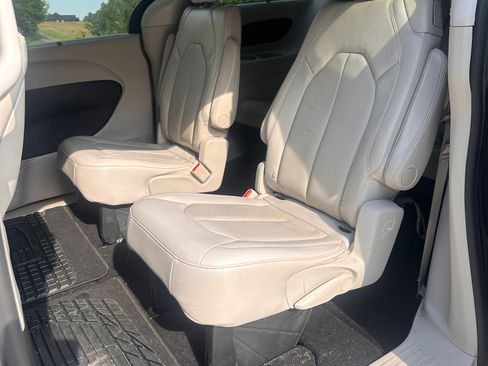 Used 2019 Chrysler Pacifica Touring-L Plus w/ Advanced Safetytec Group FWD image 8