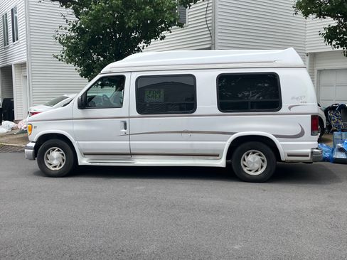 Used 1999 Ford E-150 and Econoline 150 image 1