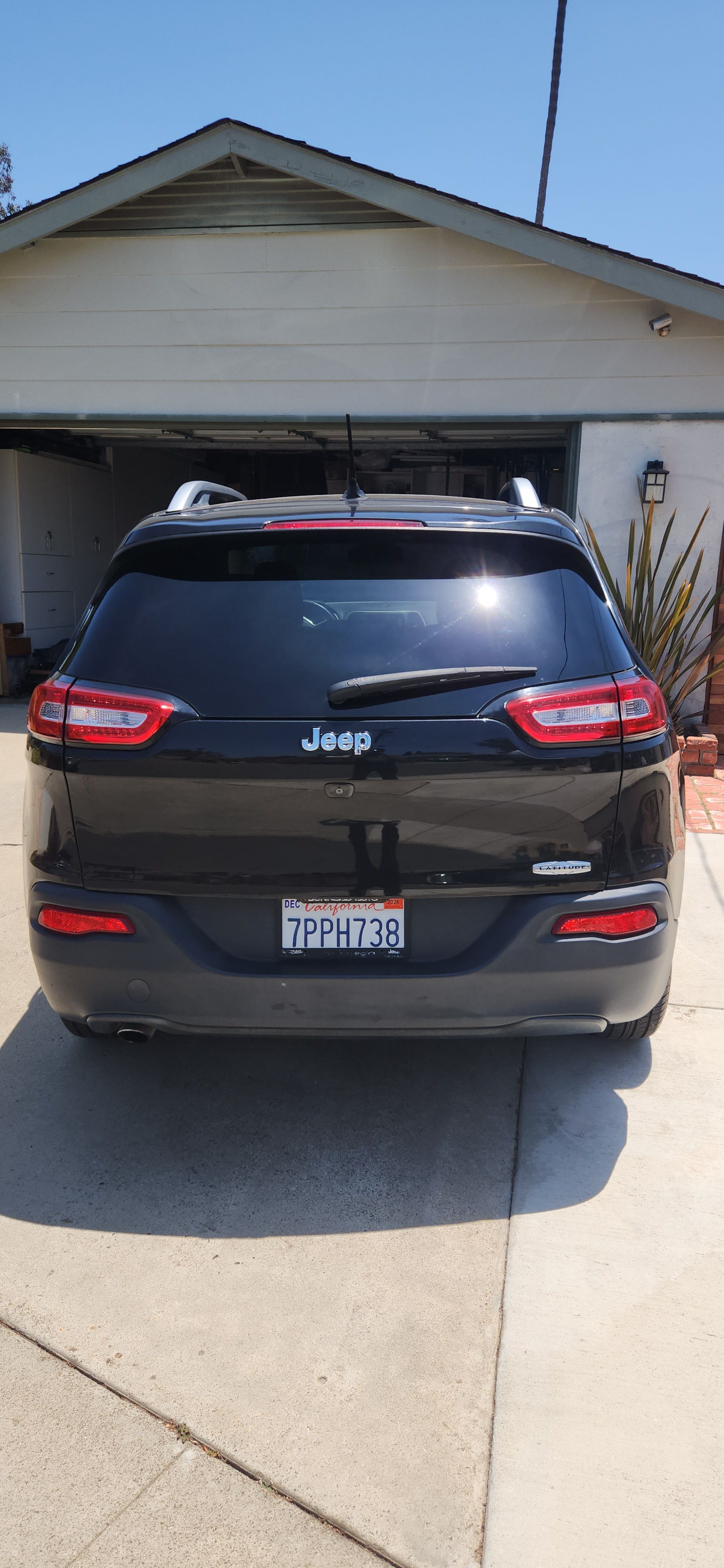 Used 2016 Jeep Cherokee Latitude FWD image 2