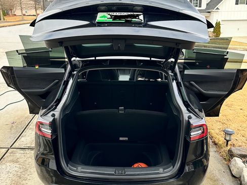 Used 2022 Tesla Model Y Long Range image 16