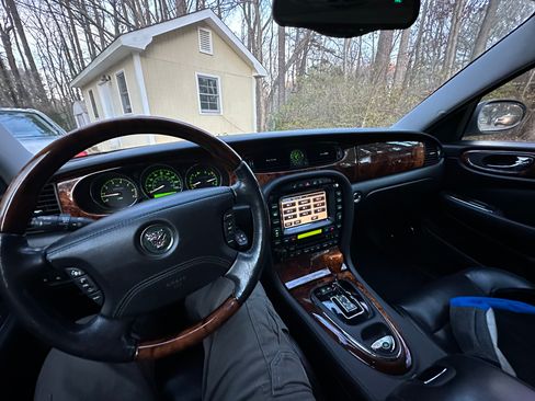 Used 2005 Jaguar XJ8 image 6