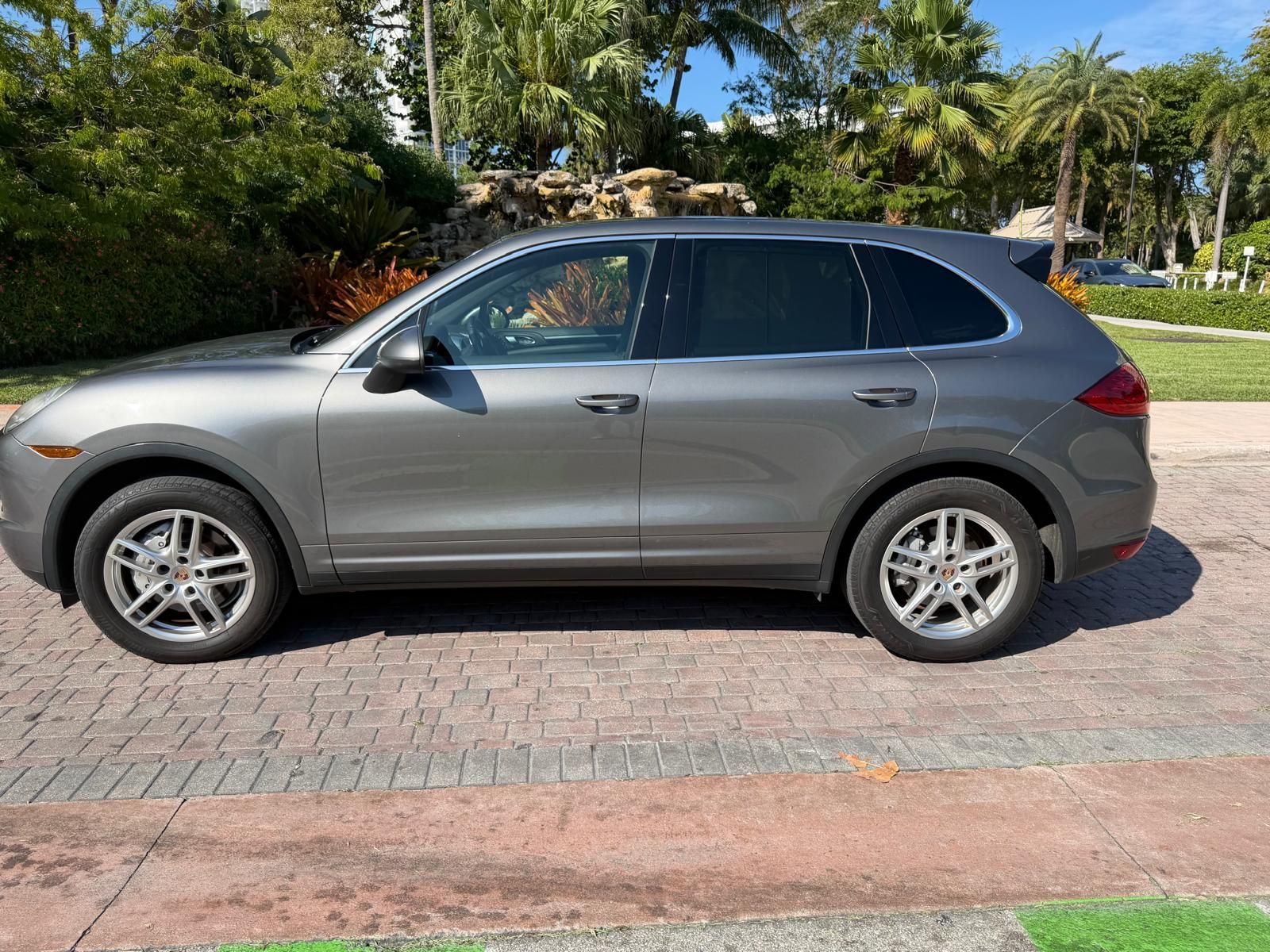Used 2014 Porsche Cayenne S AWD/4WD image 2