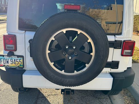 Used 2012 Jeep Wrangler Unlimited Sahara image 10