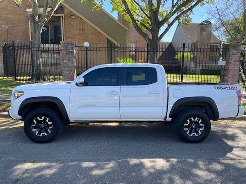 Used 2021 Toyota Tacoma TRD Off-Road w/ Technology Package image 2