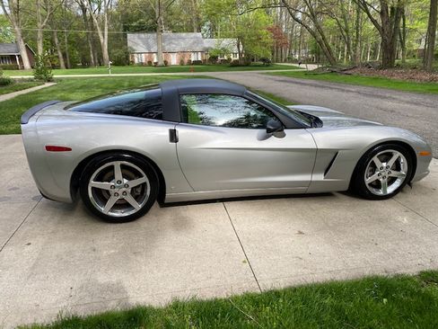 Used 2006 Chevrolet Corvette Coupe w/ Performance Package RWD image 13
