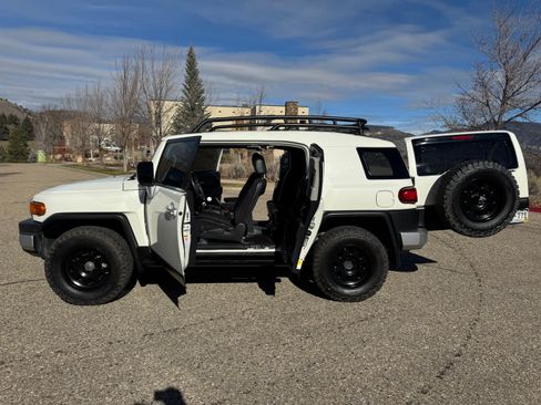 Used 2012 Toyota FJ Cruiser 4WD image 11