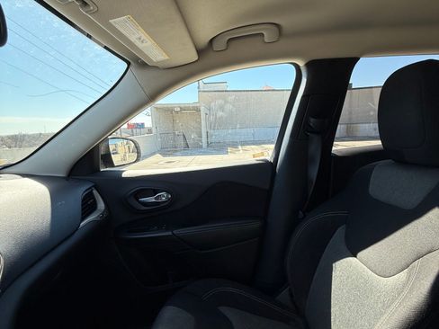 Used 2015 Jeep Cherokee Sport image 11