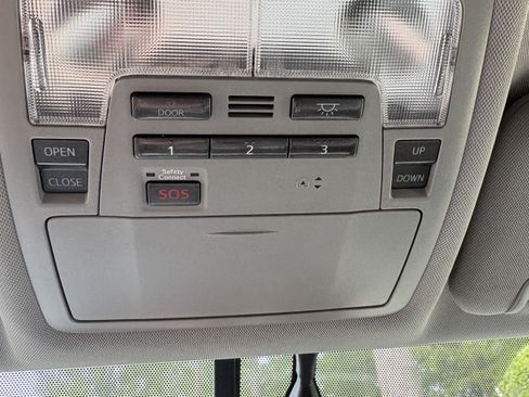 Used 2015 Toyota Highlander Limited w/ Driver Technology Package FWD image 16
