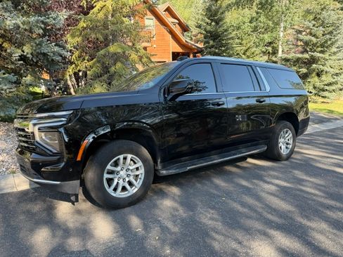 Used 2025 Chevrolet Suburban LT w/ Comfort Package AWD/4WD image 5