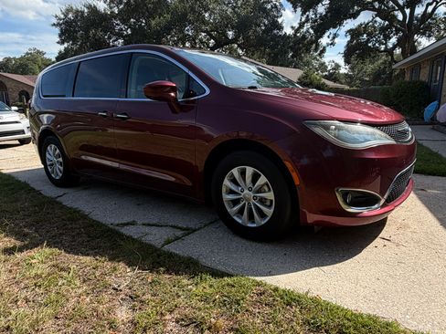 Used 2019 Chrysler Pacifica Touring Plus w/ Advanced Safetytec Group FWD image 20