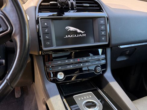 Used 2017 Jaguar F-PACE Prestige AWD/4WD image 2