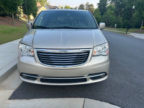 Used 2015 Chrysler Town & Country Touring FWD image 1