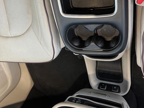 Used 2017 Chrysler Pacifica Limited w/ Tire & Wheel Group image 14