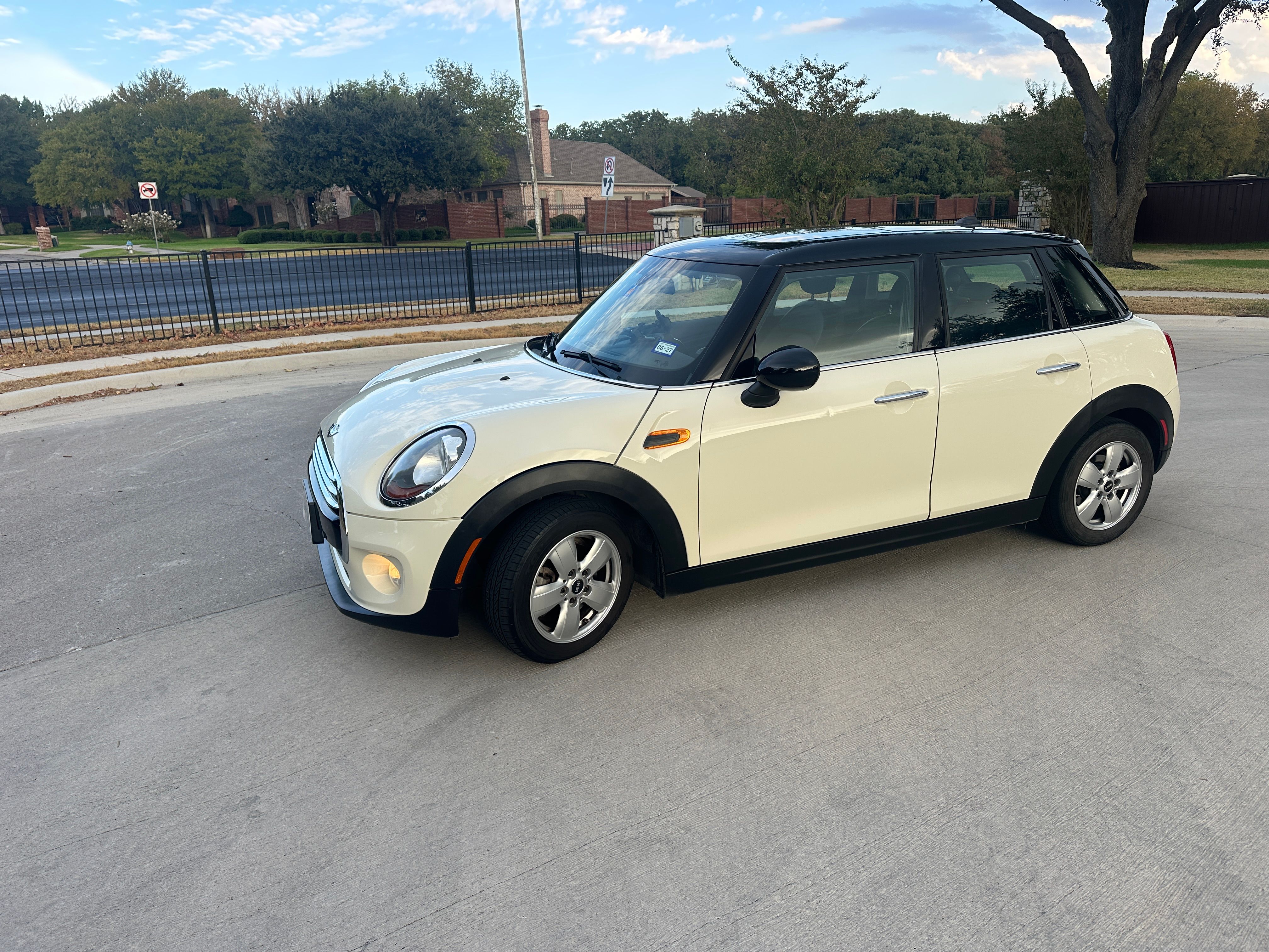 Used 2015 MINI Cooper 4-Door Hardtop FWD image 1