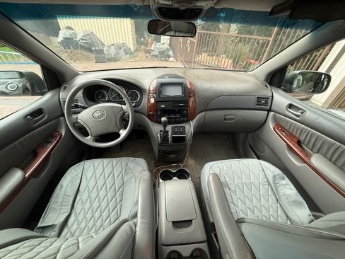 Used 2005 Toyota Sienna XLE image 9