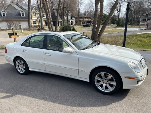 Used 2009 Mercedes-Benz E 350 4MATIC Sedan image 2