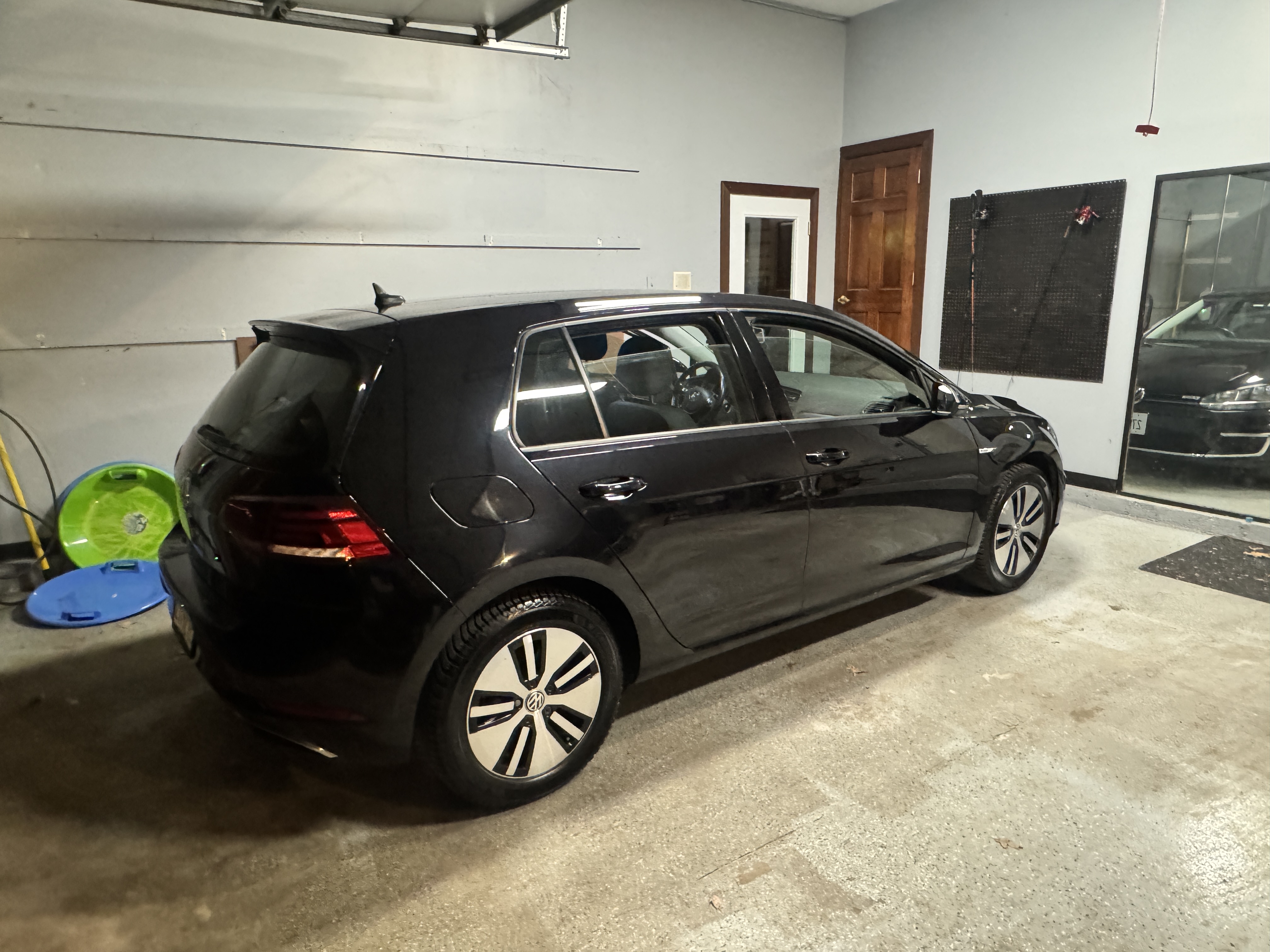 Used 2018 Volkswagen e-Golf SE w/ DC Fast Charging Package FWD image 2