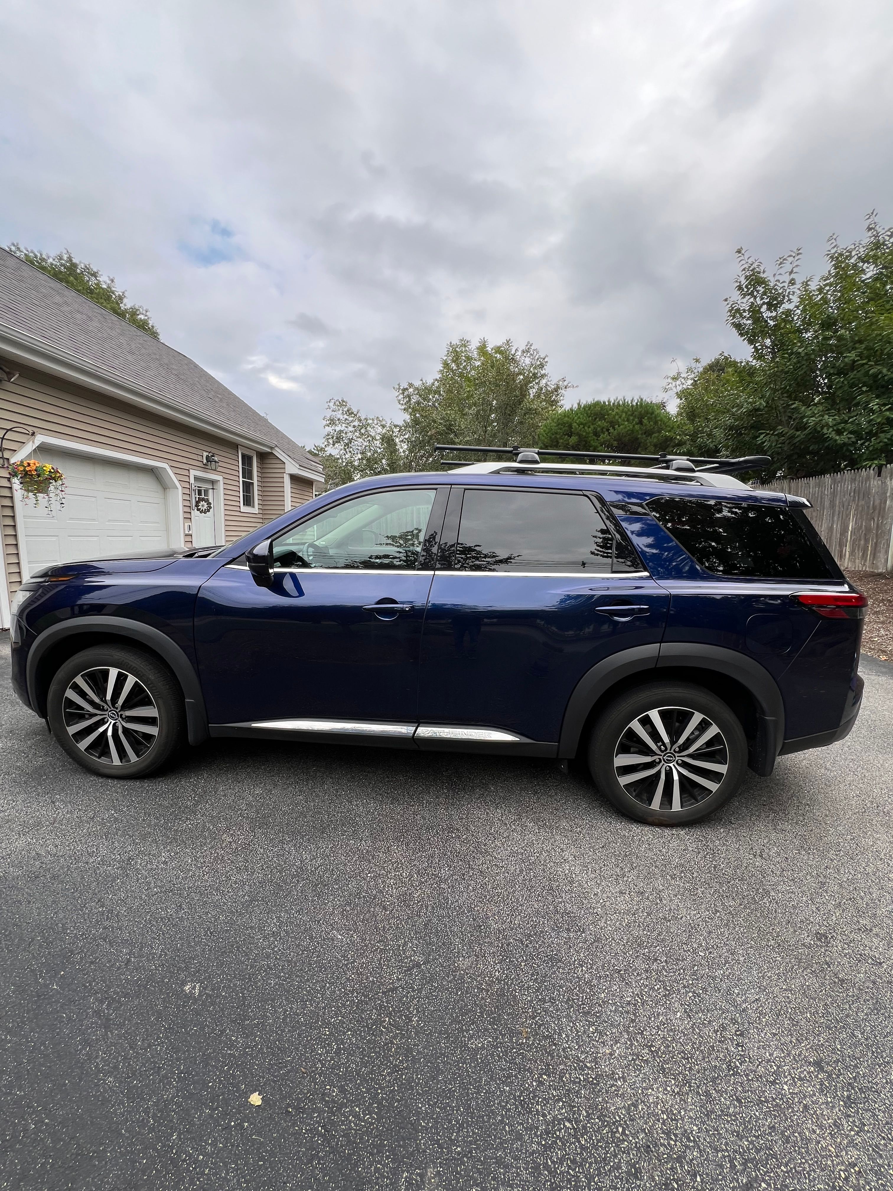 Used 2023 Nissan Pathfinder Platinum AWD/4WD image 2