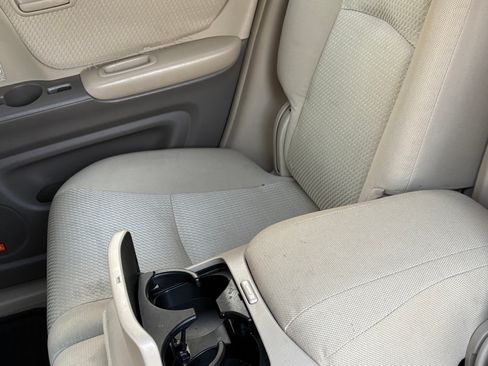 Used 2005 Toyota Highlander 2WD V6 w/ 3rd Row image 12