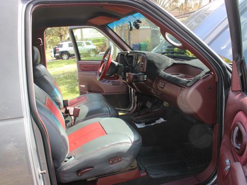 Used 1996 Chevrolet Tahoe 4WD 2-Door image 27