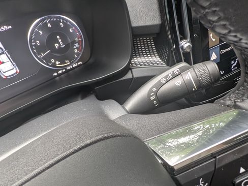 Used 2022 Volvo XC40 T5 R-Design image 9