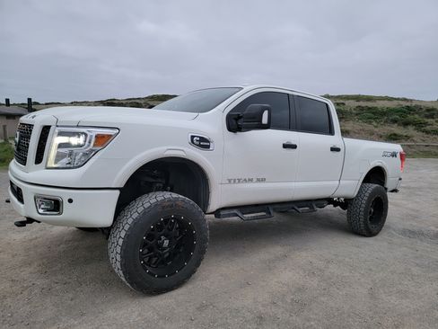 Used 2017 Nissan Titan PRO-4X w/ Pro-4x Convenience Package image 9