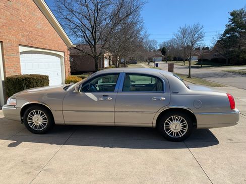 Used 2010 Lincoln Town Car Signature Limited image 2