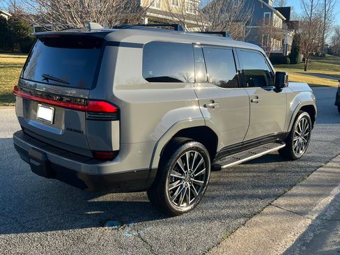Used 2025 Lexus GX 550 w/ Accessory Package (2T) image 4