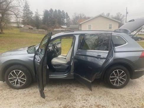 Used 2020 Volkswagen Tiguan SE w/ Panoramic Sunroof Package image 18