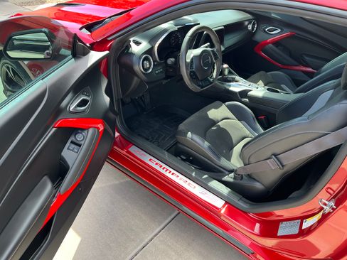 Used 2017 Chevrolet Camaro SS RWD image 4