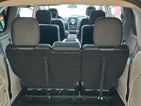 Used 2013 Chrysler Town & Country Touring FWD image 14